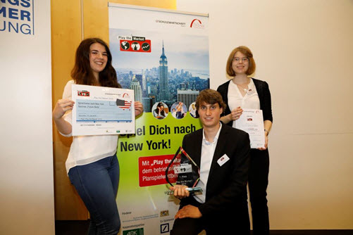 Gruppenbild der Mitglieder vom Team The Power mit Urkunde und Pokal in Händen: Jonas Schwarz, Samantha Laemmermann und Madlen Tepper
