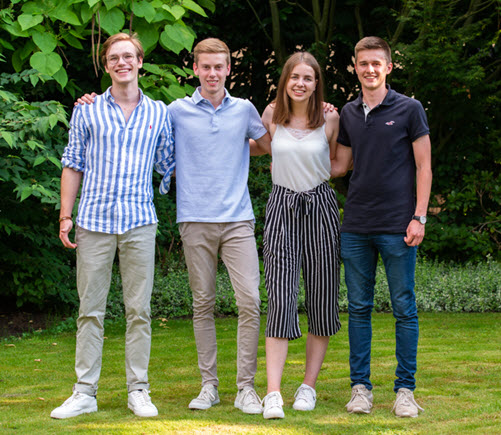 Die vier Schülerinnen und Schüler vom Team SaniC aus Rheine