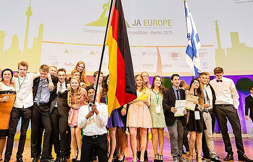 Gruppenbild vom Team RAUTECK bei der Preisverleihung der JA Europe Company of the Year Competition 2015