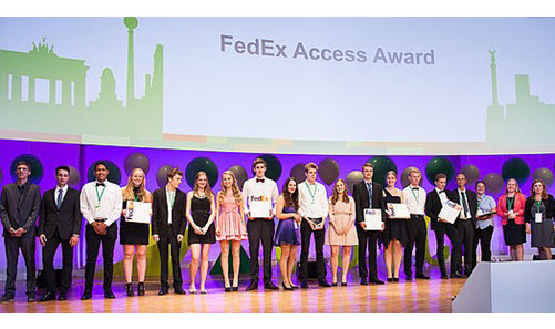 Schülerinnen und Schüler sowie Laudatoren auf der Bühne während der Preisverleihung, im Hintergrund großes Poster mit Berlin-Silhouette und Aufschrift: FedEx Access Award