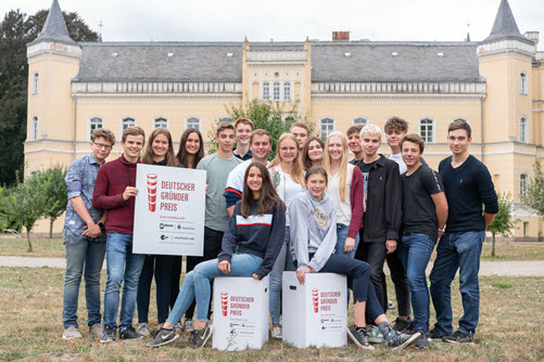 Gruppenbild der fünf Siegerteams des Deutschen Gründerpreises für Schüler vor Schloss Kröchlendorff in der Uckermark