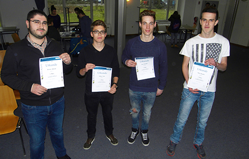 Vier Schüler des Friedrich-Engels-Gymnasiums, die am Planspiel teilgenommen haben, halten Urkunde in Händen