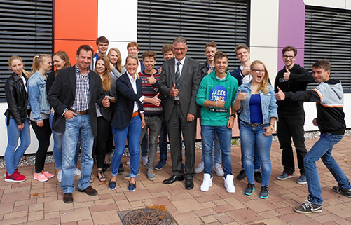 Gruppenbild von MdB Uwe Feiler und MdL Frank Bommert mit der 11. Klasse des Neuen Gymnasiums Glienicke