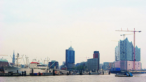 Blick auf den Hamburger Hafen mit Schiffen und Elbphilharmonie