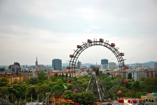 Blick auf das Riesenrad im Wiener Prater mit der Wiener City im Hintergrund