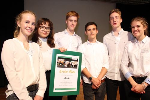 Gruppenbild des Gewinnerteams: sechs Schülerinnen und Schüler vom Hermann-von-Helmholtz-Gymnasium Potsdam
