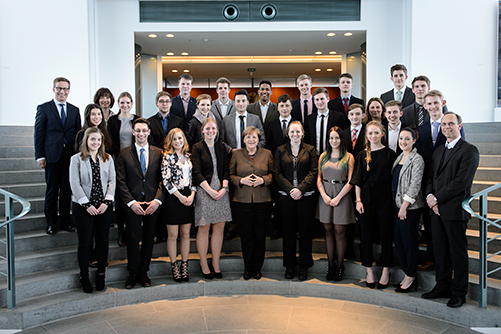 Gruppenfoto des Teams der Schülerfirma RAUTECK mit Angela Merkel im Kanzleramt