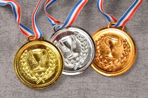 Gold-, Silber- und Bronzemedaille liegen nebeneinander