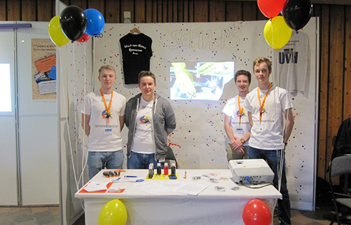 Vier Schüler stehen am Ausstellungsstand bei der FEZ Schülerfirmenmesse in Berlin