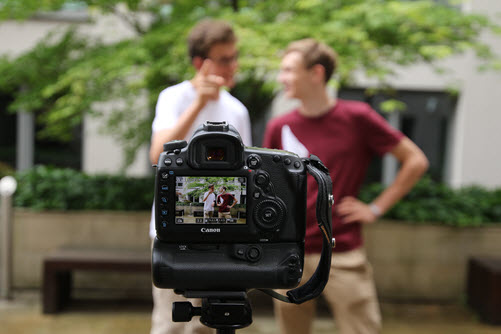 Display einer Digitalkamera zeigt zwei Schüler, die vor der Kamera stehen