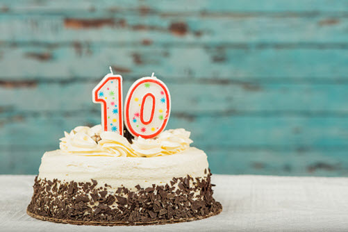 Geburtstagstorte mit der Zahl zehn darauf symbolisiert den zehnten Geburtstag