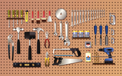 Verschiedene Werkzeuge hängen geordnet an einer Wand