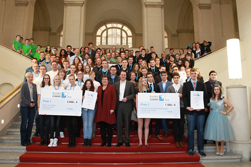 Gruppenbild der Teilnehmer am Bundes-Schülerfirmen-Contest 2015 auf der Preisverleihung im BMWi