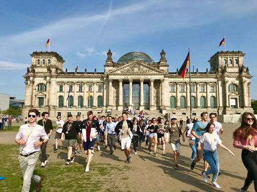 Gruppe Schülerinnen und Schüler vor dem Reichstag in Berlin