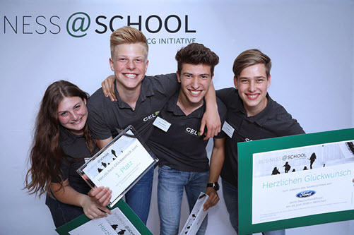 Die vier Gewinner von business@school: Stella Batzella, Max Böhnisch, Leon Heun und Thomas Spreitz