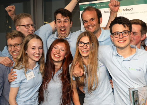 Gruppenbild des Siegerteams GrasSwipe beim business@school-Finale in München