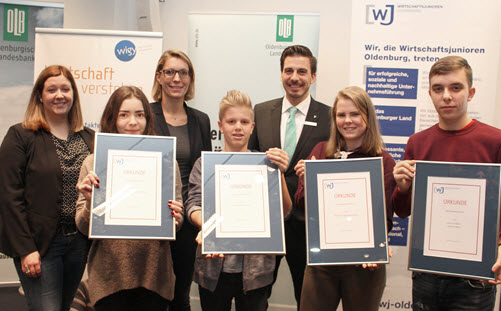 Vier Schüler halten Urkunden des Schülerwettbewerbs der Wirtschaftsjunioren Oldenburg in Händen