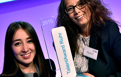 Talent Gizem Karagülmez (links) und Preisträgerin Sabiha Cetinkaya bei der Verleihung des TalentAward Ruhr 2015