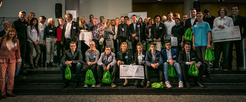 Gruppenbild aller Teilnehner auf der Bühne beim Entrepreneurship Summit 2016 in Berlin