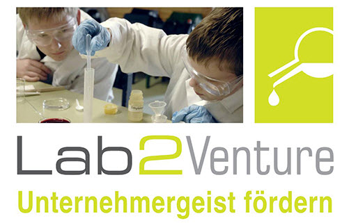 Zwei junge Schüler mit Schutzbrille, Handschuh, Pipette und Reagenzglas bei einem Chemieversuch; Lab2Venture Logo, Aufschrift: Lab2Venture Unternehmergeist fördern