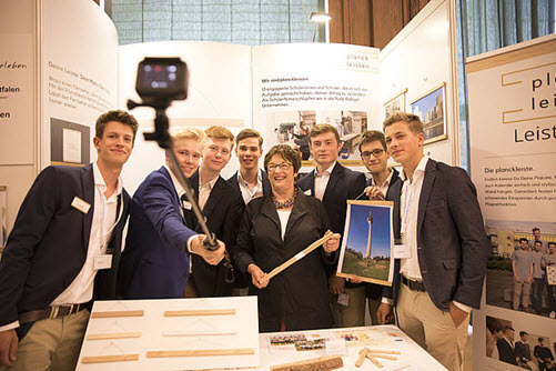 Wirtschaftsministerin Brigitte Zypries lässt sich mit einer Gruppe Schüler fotografieren