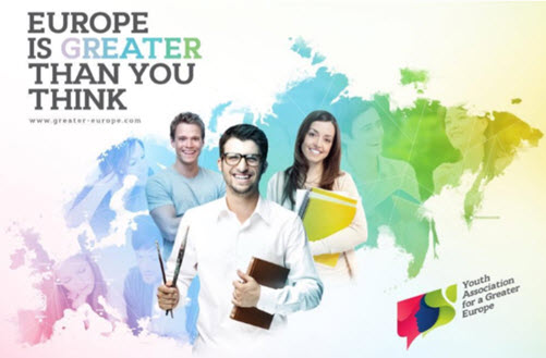 Plakat der Konferenz Youth Startups in the Greater Europe zeigt drei Schüler vor einer bunten Weltkarte, Aufschrift: Europe Is Greater Than You think