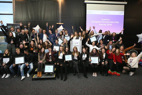 Gruppenfoto aller Schüler auf der Bühne während der Preisverleihung beim YouthStart European Entrepreneurship Award 2018