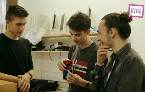 Drei Schüler arbeiten zusammen an einem digitalen Produkt